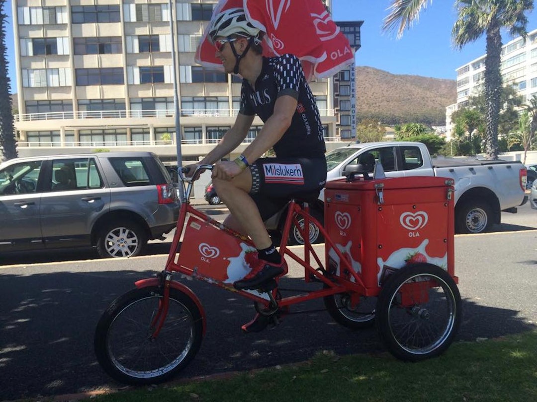 OLA KJØREN med ny sykkel. Foto: iHus Racing Ola Kjøren isbil Cape Epic 2015 - Foto iHus Racing