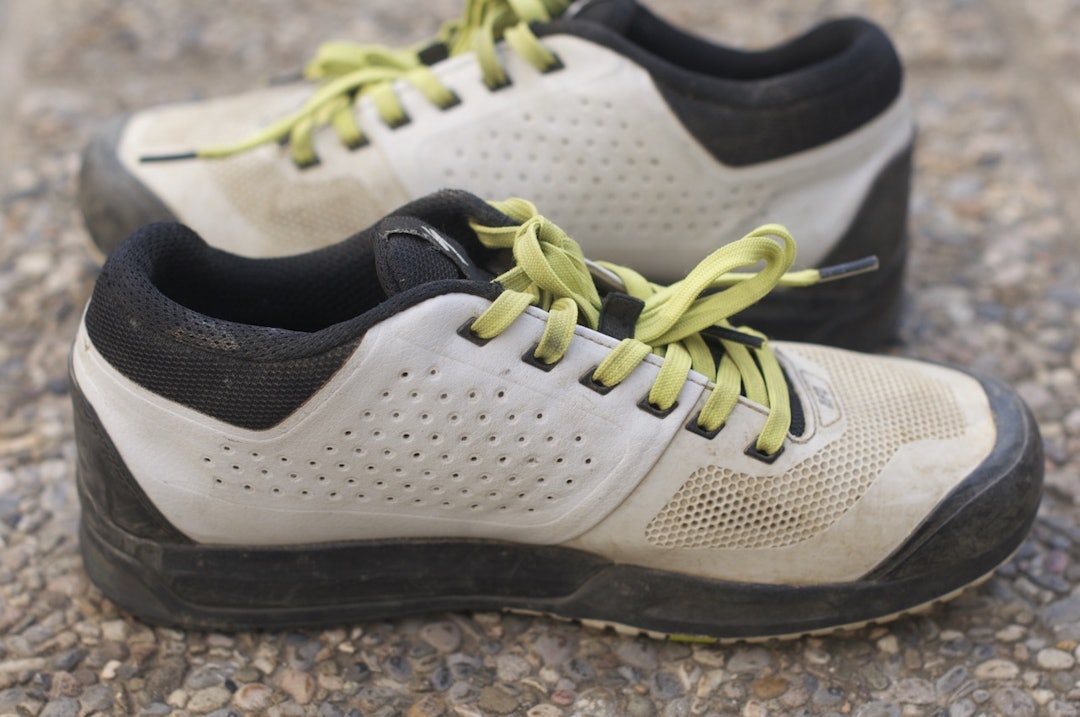 HØY ANKEL: Innsiden av ankelen er høyere enn utsiden for beskyttelse mot slag fra krank og andre ting. HØY ANKEL: Innsiden av ankelen er høyere enn utsiden for beskyttelse mot slag fra krank og andre ting.