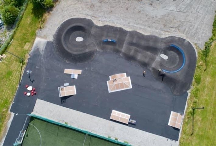 ASFALTERT: I Leirsund kan du både sykle pumptrack og skate. Foto: Uniqa pumptrack leirsund
