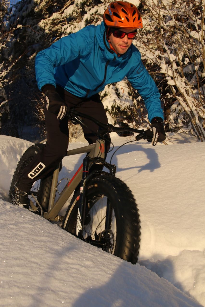 I DYP SNØ: Gaute Reitan brøyter seg vei gjennom dypsnøen på Gavias dempede tjukksykkel. Foto: Halvard Vik I DYP SNØ: Gaute Reitan brøyter seg vei gjennom dypsnøen på Gavias dempede tjukksykkel. Foto: Halvard Vik