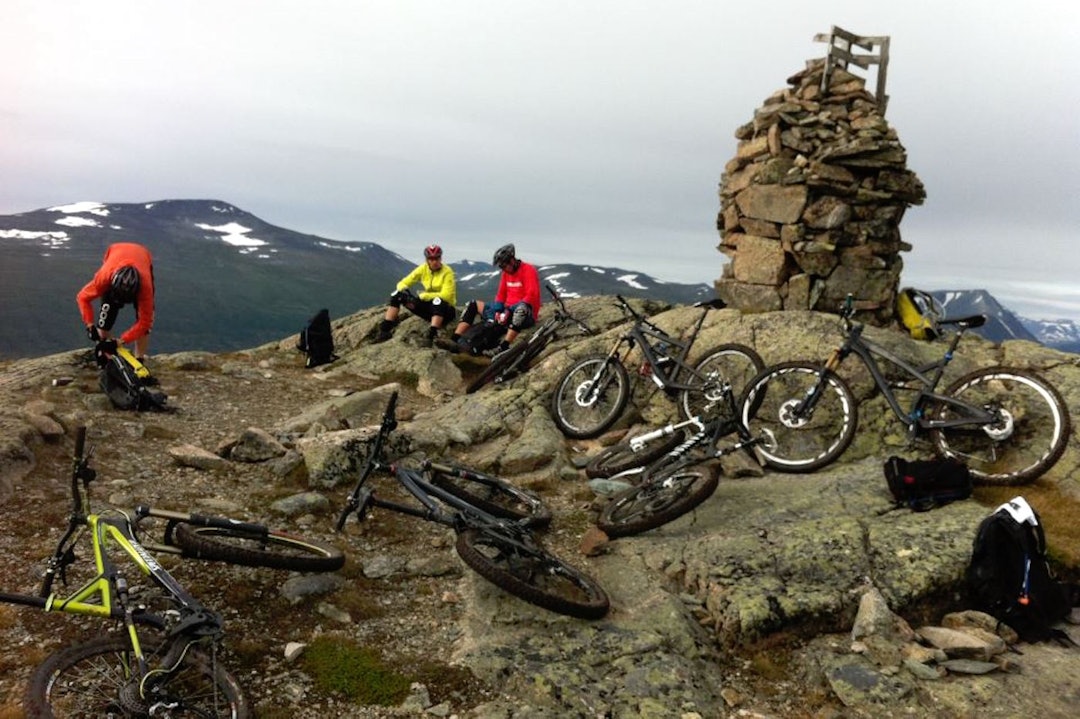 Fint i høyden. Topptur på sykkel. Foto: Arrangøren Oppdal stisykkel camp fjelltur - foto Arrangøren 1400x933