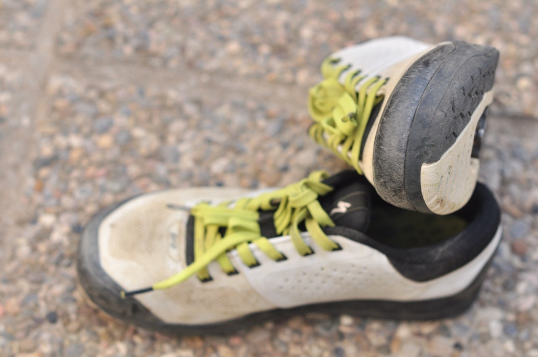 GOD POLSTRING: Tuppen av skoen er stiv og solid for beskyttelse av foten og for at skoen skal tåle en del juling. Skoene ser nesten nye ut etter 4 måneders hyppig bruk. GOD POLSTRING: Tuppen av skoen er stiv og solid for beskyttelse av foten og for at skoen skal tåle en del juling. Skoene ser nesten nye ut etter 4 måneders hyppig bruk.