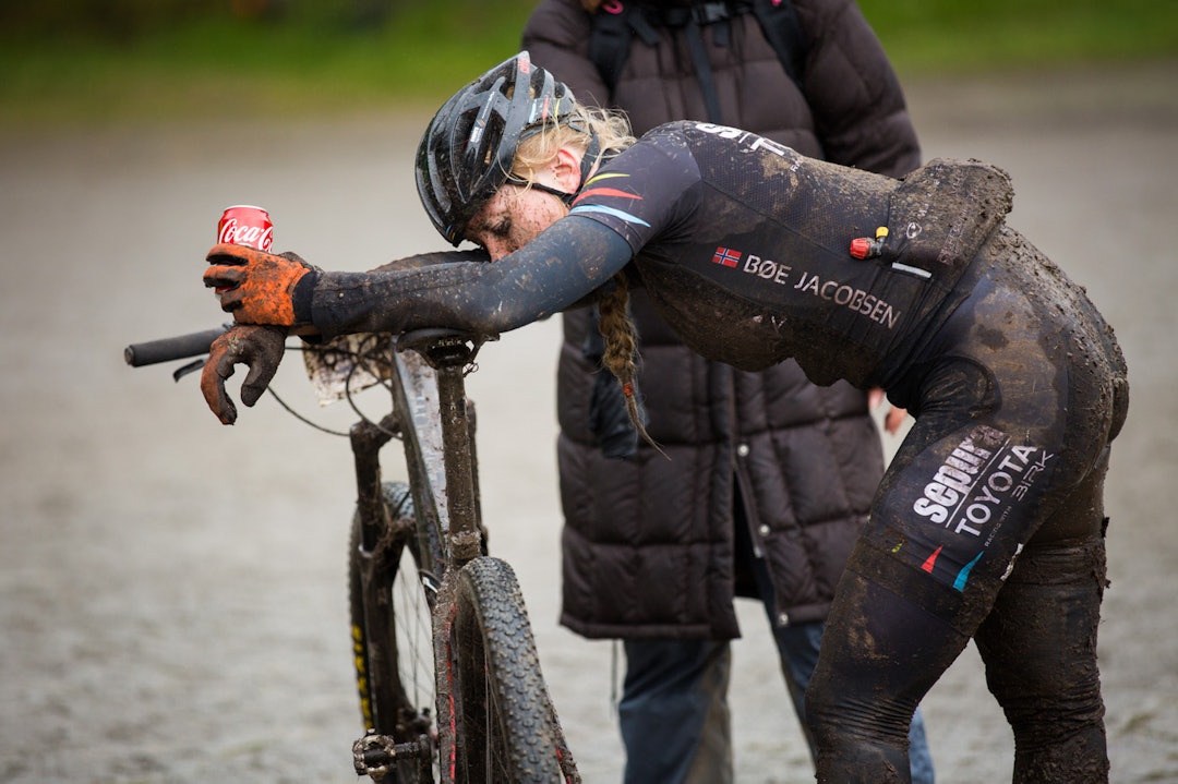 TERRENGSYKKELRITTET: Ingrid Bøe Jacobsen gikk til topps i Terrengsykkelrittet, men var fullstendig tom for krefter etter målpassering. (foto: Snorre Veggan) TSR2015-7464a-2