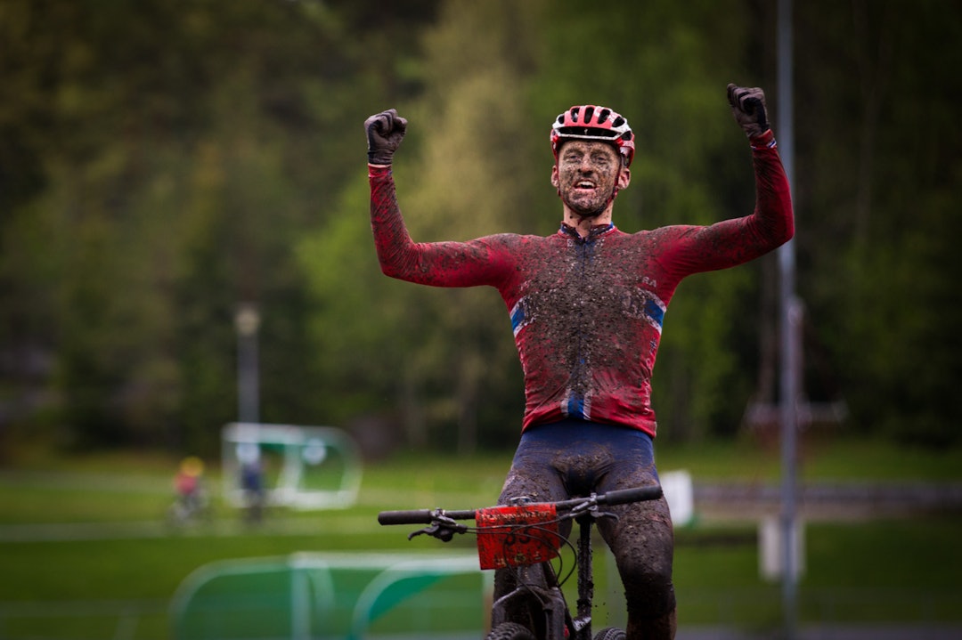 HARDT: Terrengsykkelrittet ble på mange måter en tøff påkjenning. Ola Kjøren hadde imidlertid noen krefter på lur til avslutning. (foto: Snorre Veggan) TSR2015-7224a