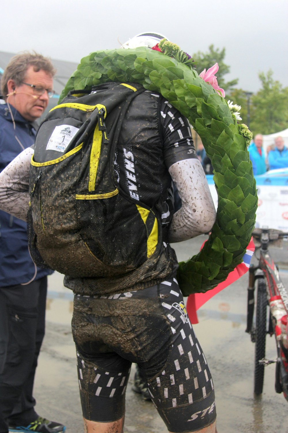 Søren Nissen hadde en jobb å gjøre etter målgang både med sykkelen og drakta, men stilte ren og pen til start i solskinn på Birkebeinerrittet lørdag. Foto: Ingeborg Scheve Søren Nissen mud 1- Foto Ingeborg Scheve 1000x1500