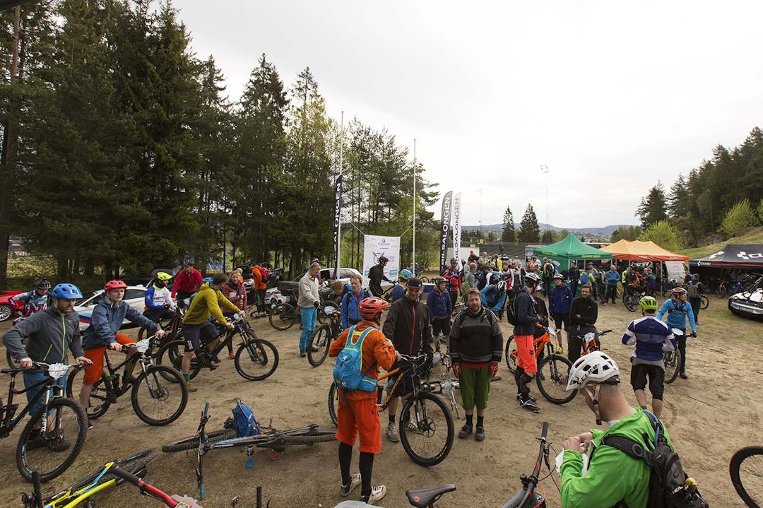 FOLKSOMT: Det var solid oppmøte på årets første enduroritt. Foto: Kristoffer H. Kippernes _IPP2979