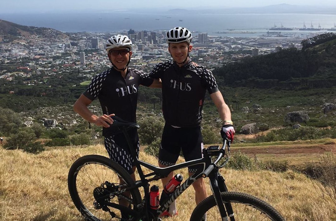 Greg Saw og Ola Kjøren startet bra men fikk det tøft på andre halvdel av første etappe mandag. Foto: iHus Racing Greg Saw og Ola Kjøren - iHus Racing 1400x924