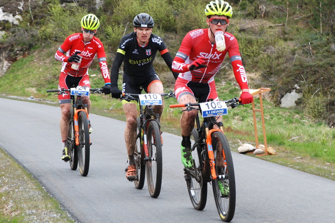 Lagkompisene Fredrik Haraldseth (foran) og Ole Hem (bak) får seg litt påfyll på egnet sted i løypa, med Lars Granberg trygt plassert i midten. Foto: Annar Gaustad Fredrik Haraldseth - Lars Granberg - Ole Hem - Annar Gaustad 1400x933