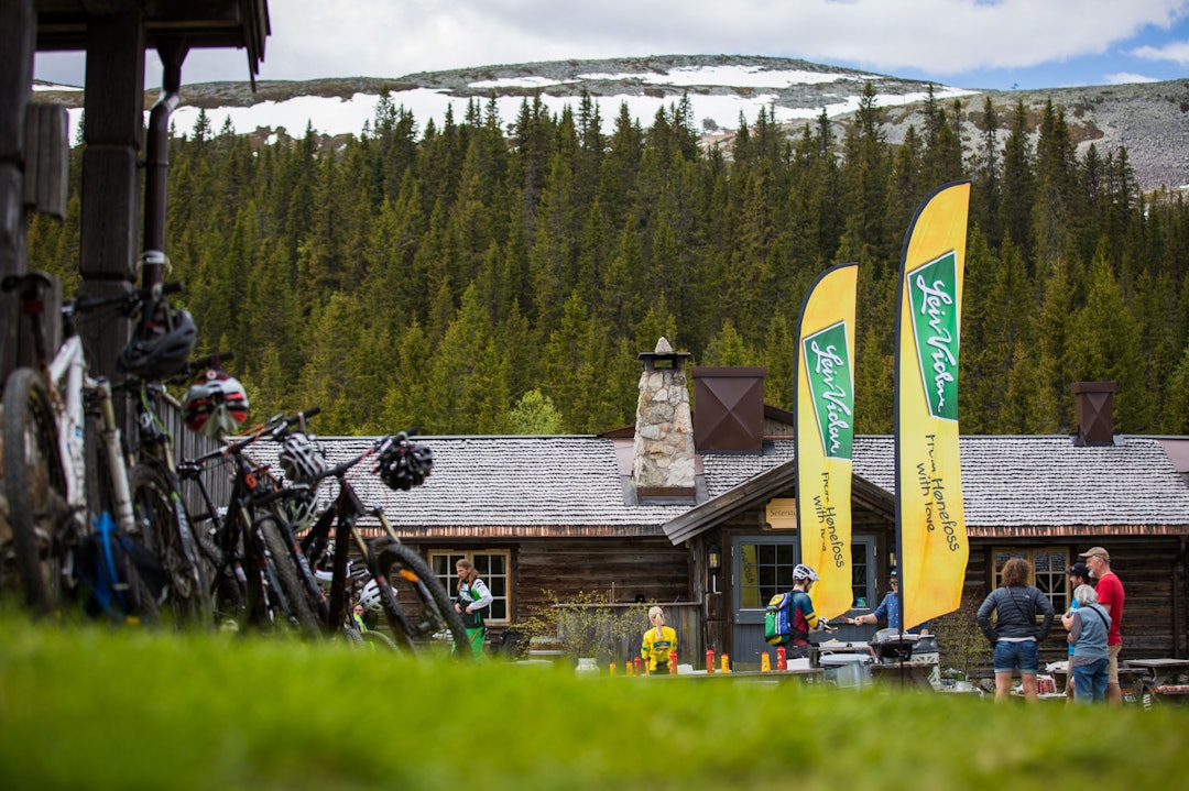 SYKKELHELG: Utflukt i Trysil samlet mange hundre stisyklister. Her fra pølselunsjen på Knettsetra. (foto: Snorre Veggan) utflukt-9212a