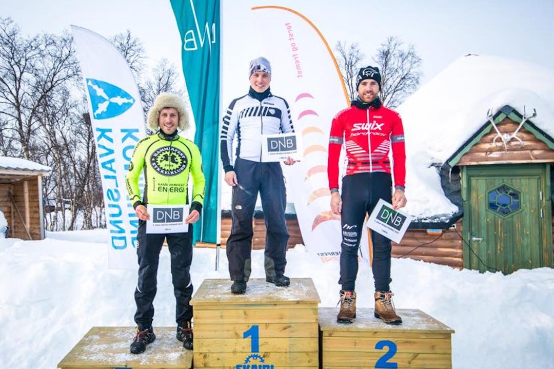 Pallen i herreklassen: Daniel Boberg Leirbakken vant for fjerde gang, Vidar Mehl ble nummer to og Bjørnar Aronsen nummer tre. Foto: Rino Engdal Bjørnar Aronsen - Daniel Boberg Leirbakken - Vidar Mehl - Skaidi Fatbike 2018 - Rino Engdal 1400x933