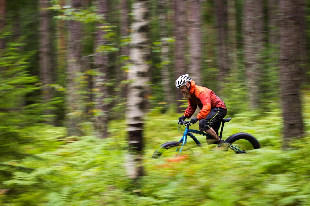 SYKKELTESTING: Per-Eivind Syvertsen tester tjukksykler på stier i Nordmarka under våte forhold. (foto: Snorre Veggan) fatbiketest_0115-a