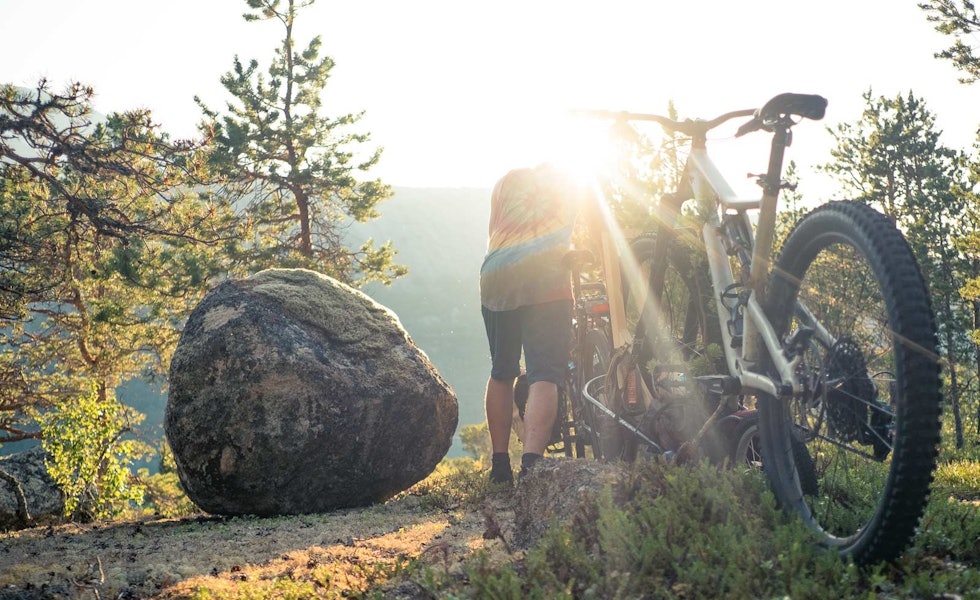MORGENLYS: Artikkelforfatteren bryter opp camp og retter sykkelen mot dagens turmål. MORGENLYS: Artikkelforfatteren bryter opp camp og retter sykkelen mot dagens turmål.