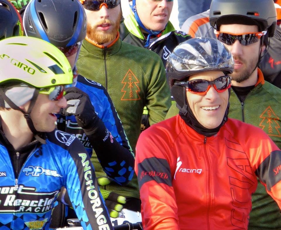 DUELL: Ned Overend (i rødt) måtte se seg slått av Will Ross (til venstre) i Fatbike Birkie. DUELL: Ned Overend (i rødt) måtte se seg slått av Will Ross (til venstre) i Fatbike Birkie.