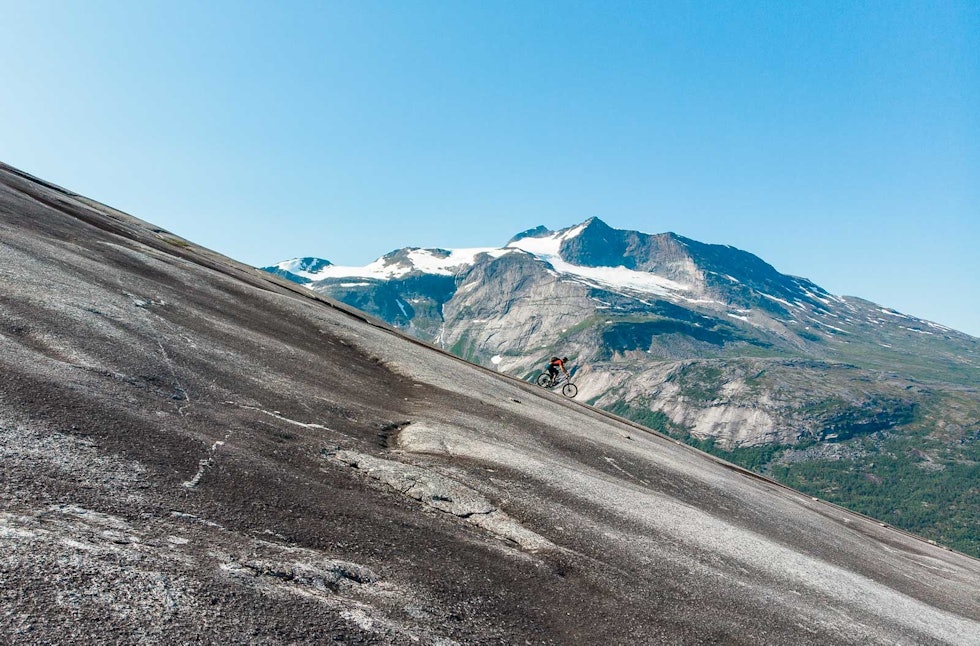 SKURING: Ru svaberg gir overraskende godt feste, og fjellplatået Skjomen er et av de beste stedene å drive med slik sykling. SKURING: Ru svaberg gir overraskende godt feste, og fjellplatået Skjomen er et av de beste stedene å drive med slik sykling.