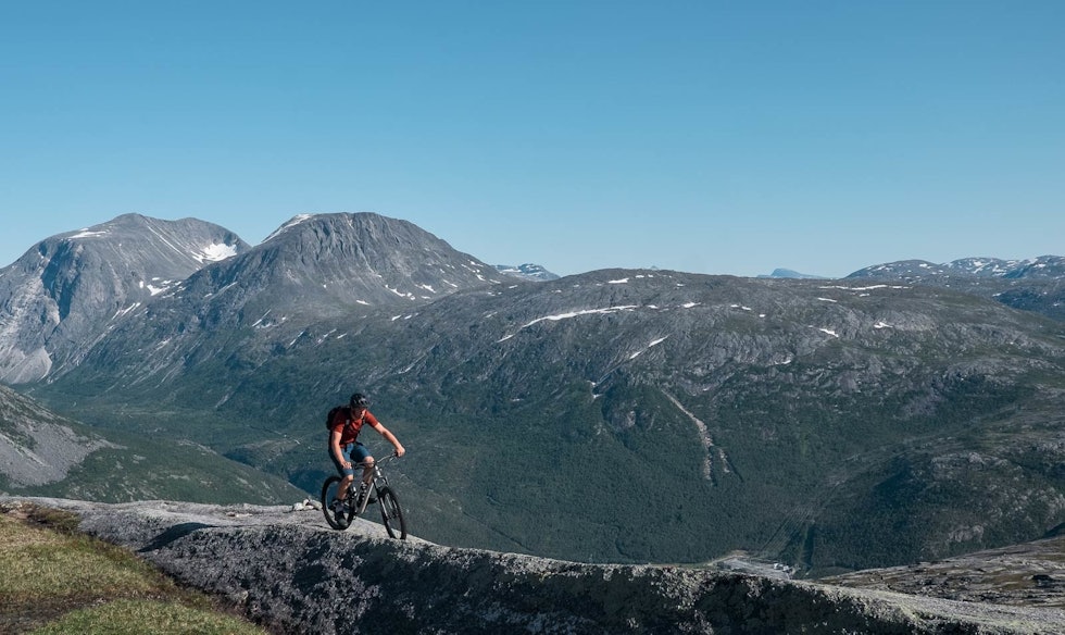 FØLG RYGG: Andreas Køhn tar seg over svaberg med store fjell på alle kanter. FØLG RYGG: Andreas Køhn tar seg over svaberg med store fjell på alle kanter.