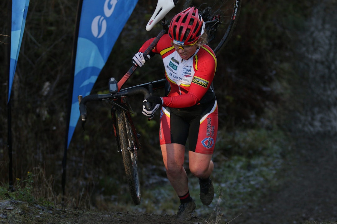 Under NM i sykkelkross i november ble det gull på Elisabeth Sveum, som debuterte i kross-sammenheng med Norgescupen 2015. Foto: Beng Ove Sannes Elisabeth Sveum NM 2015 course - Bengt Ove Sannes 1400x933