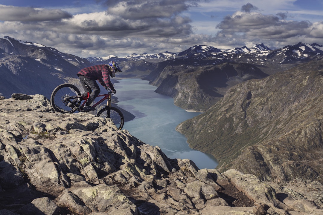 Makken syklet Besseggen rett ned. Nå får han en egen sykkelspark oppkalt etter deg i hjembygda Vang i Valdres. Foto: Red Bull