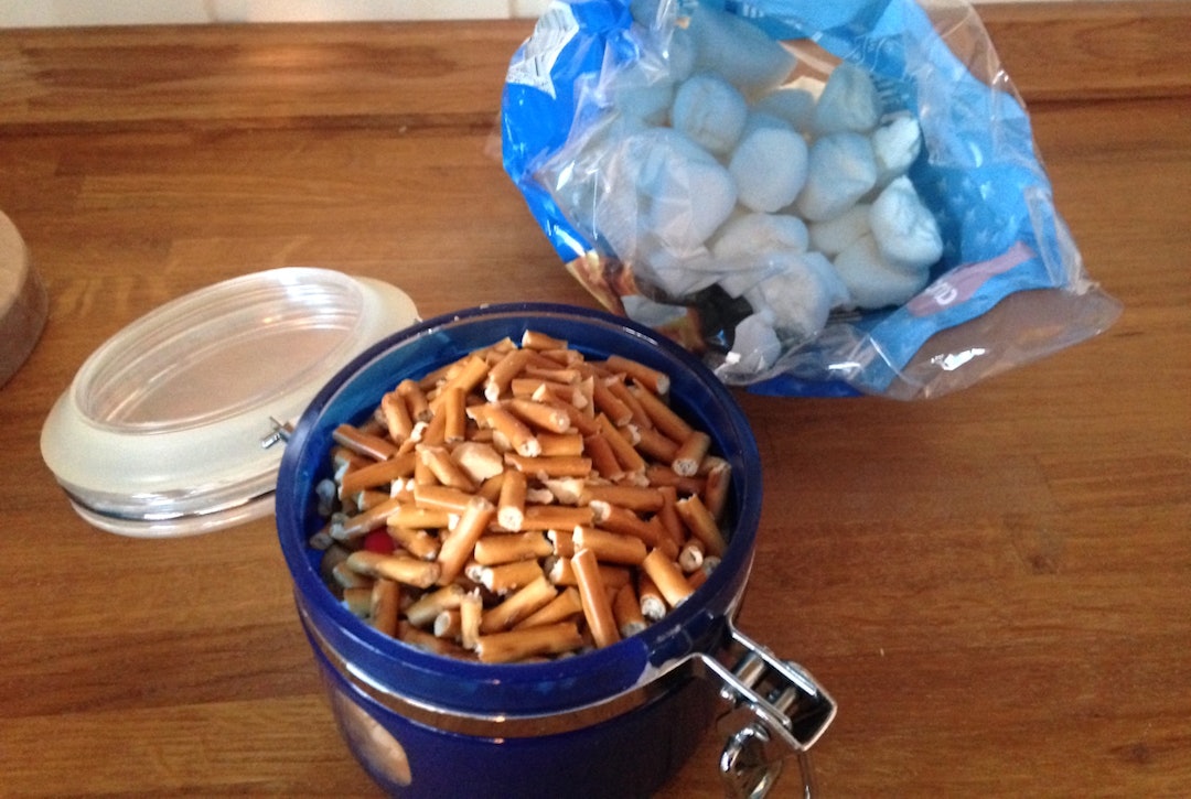 Brekk gjerne opp saltstenger i småbiter og bland i røren. Litt salt smaker fortreffelig i sportsbarer. Foto: Ingeborg Scheve Homemade bars - Scheve 1