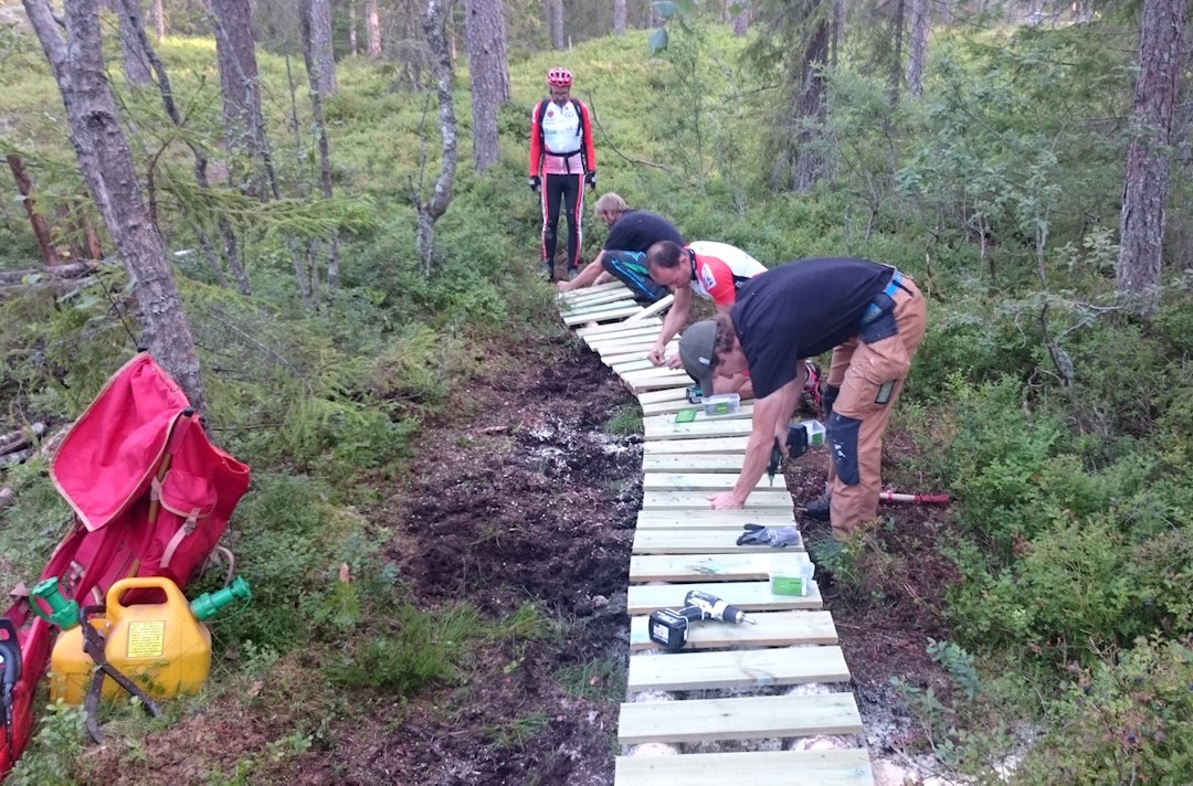Det kloppes og bygges i skogen. Bare i 2015 har Bingsfoss SK lagt ned over 250 dugnadstimer. Foto: Privat BIngsfoss SK klopp - Foto Privat 1400x924