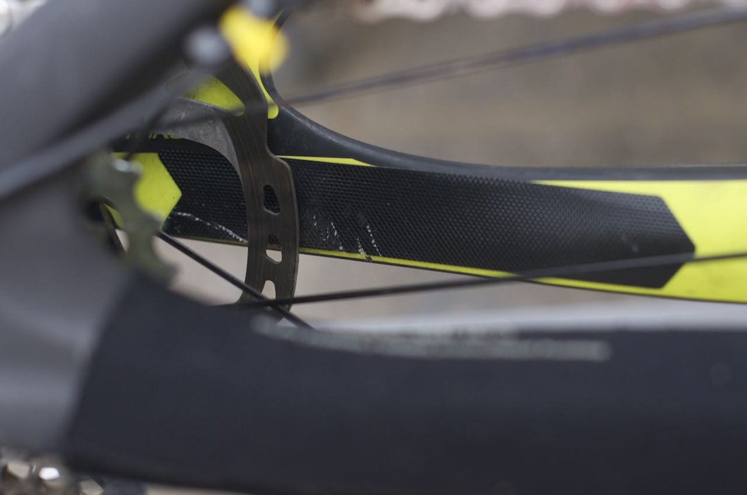 MED KUTT: Her ser vi tydelig at beskyttelsen har gjort nytta si. Det er bedre å kutte i tape, enn i karbon, si. MED KUTT: Her ser vi tydelig at beskyttelsen har gjort nytta si. Det er bedre å kutte i tape, enn i karbon, si.