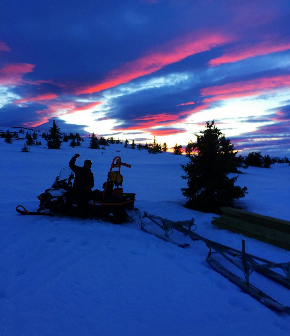Kveldshimmelen leverte lønn for strevet for Lars Ragnar Manenengen og Knut Løkås da de kjørte ut klopper før helga. Foto: Lars Ragnar Manengen Klopping Øyerfjellet May 4-17 Lars Ragnar Manengen 1000x