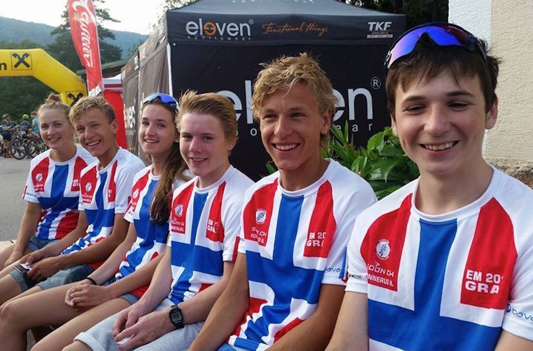 Gabriel Slinger (lengst til høyre) med et knippe av de andre norske utøverne på Ungdoms-EM i Østerrike i august. Fra venstre: Thea Siggerud, Anders Johannessen, Tuva Siggerud, Jørgen Annmarkrud og Tobias Johannessen. Foto: Privat Thea Siggerud Anders Johannessen Tuva Siggerud Jørgen Annmarkrud Tobias Johannessen Gabriel Slinger EM AUT 2015 - Privat 1400x924