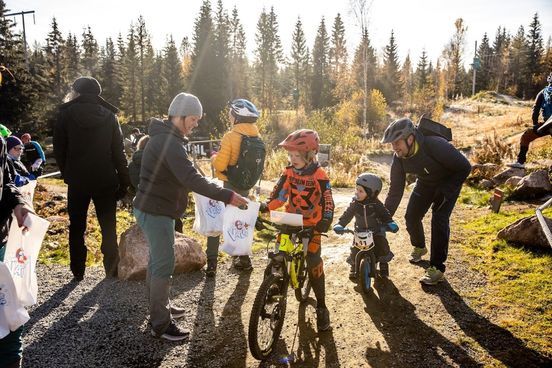 På Lucky Ducky rittet under Famiiliedagen i Trysil Bike Arena søndag var det goodie bags til alle deltakerne. Foto: Andreas Fausko