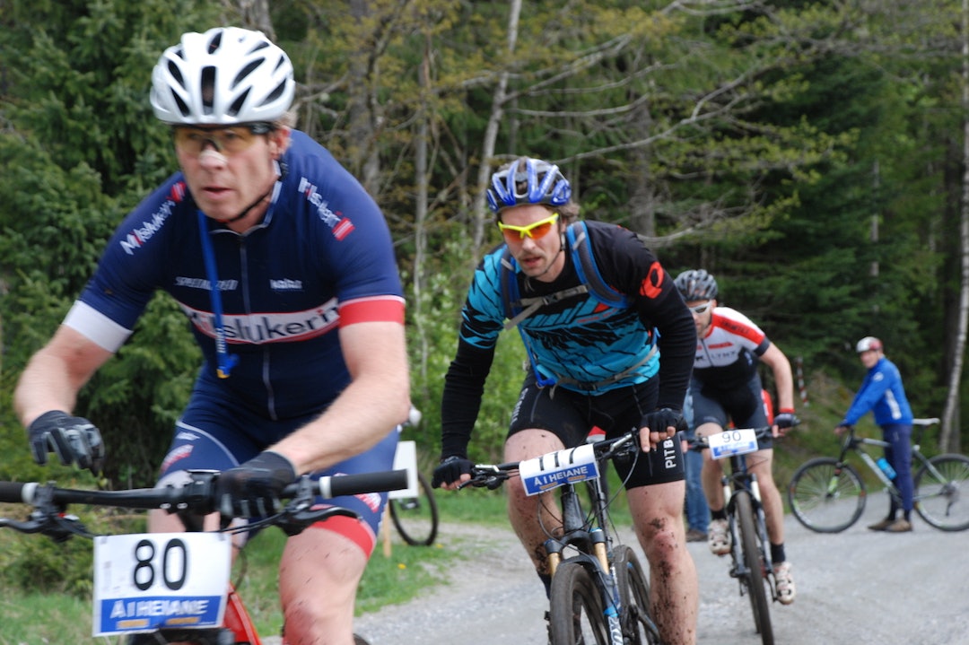 Også i år blir det mastercup-poeng på Å i Heiane. Her kommer Pål Tangen med Erling Ekerholt Sæveraas og Jon Olav Holmen hakk i hæl. Foto: Annar Gaustad Pål Tangen - Erling Ekerholt Sæveraas - Jon Olav Holmen - Å i Heiane 2016 - Annar Gaustad 1400x933