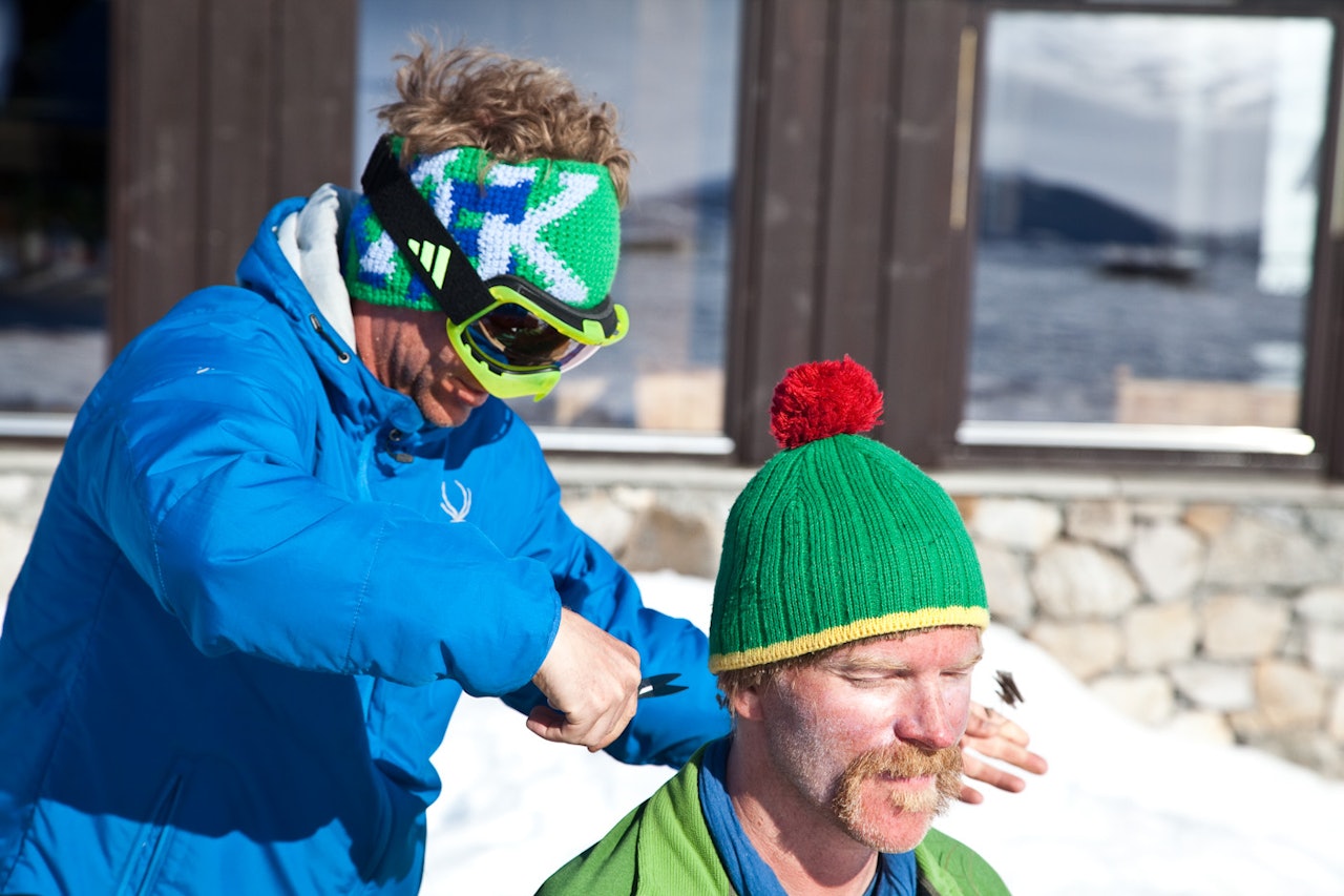 BOLLESVEISEN: I løpet av turen feiret Kristian Møkleby hårjevndøgn, og Stian Hagen fikk testet sine egenskaper som frisør. Bilde: Christian Nerdrum BOLLESVEISEN: I løpet av turen feiret Kristian Møkleby hårjevndøgn, og Stian Hagen fikk testet sine egenskaper som frisør. Bilde: Christian Nerdrum