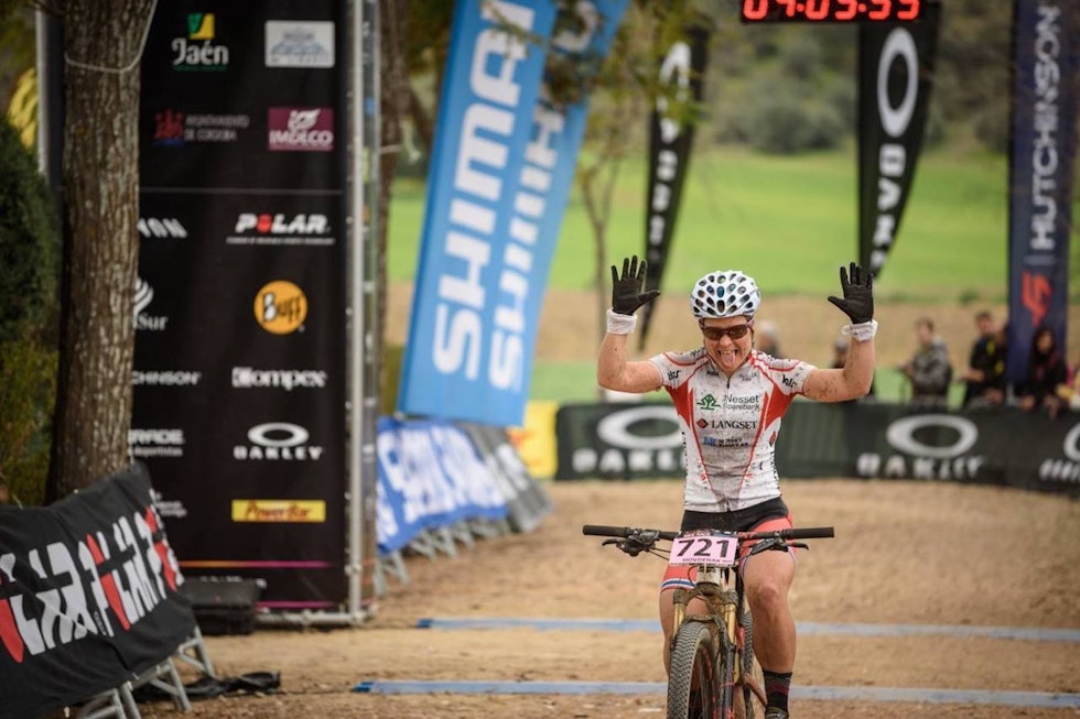 Hildegunn Gjertrud Hovdenak inn til pallplass under Andalucia Bike Race i fjor. Foto: Colin Derks Hovdenak nr 2 ABR 2017 stage 3 - Colin Derks Sportograf - Andalucia Bike Race presented by Shimano 1400x933