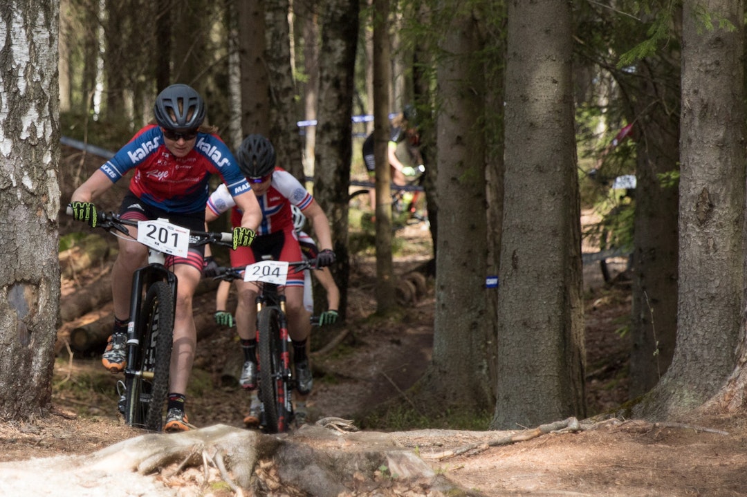 Alexandra Engen cruiser mot sin tredje strake seier for helga Alexandra Engen - Elisabeth Sveum - XCC 2017 - Bengt Ove Sannes 1400x933