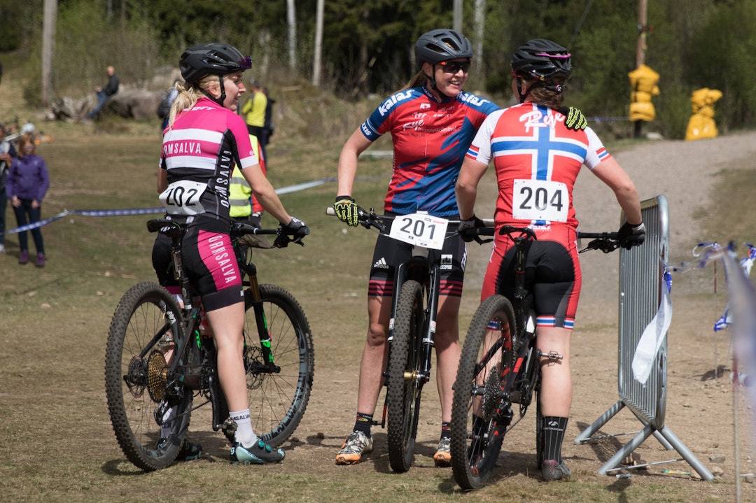 Pallen i kvinner senior diskuterer skogens strabaser etter målgang: Linn Gustafzzon (Sverige) ble nummer to, Alexandra Engen (Sverige) vant, og Elisabeth Sveum ble nummer tre. Linn Gustafzzon - Alexandra Engen - Elisabeth Sveum - XCC 2017 - Bengt Ove Sannes 1400x933