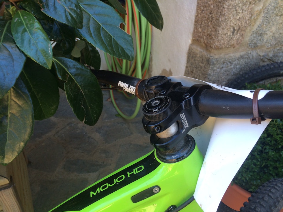 KORT STEM: Joystick sørger også for styreframspringet på ACs sykkel. 45 mm langt.