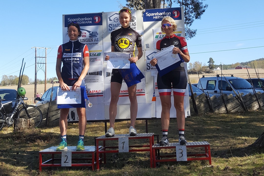 Rakel Birkeli fra Team Terrengsykkel vant Helgøyatråkket foran Silje Stensrud fra Milslukern og Heidi Kjernåsen fra CK Elverum. Foto: Bjørnar Aronsen Silje Stensrud - Rakel Birkeli - Heidi Kjernåsen - Helgøyatråkket 2017 - Bjørnar Aronsen 1400x933