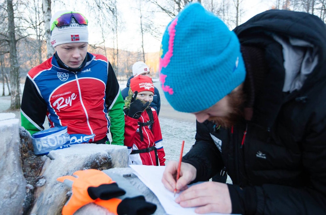 Julerebusen besto av både fysiske og teoretiske oppgaver. Foto: Bendik Henriksen Rye Aktivitetsdag 2015 1- Bendik Henriksen