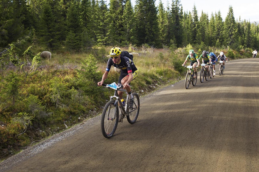 SEIERSRYKKET: Åsmund Løvik støter fra hovedfeltet og tar opp jakten på Gustav Larsson. (foto: Kristoffer H. Kippernes) _KHK3698