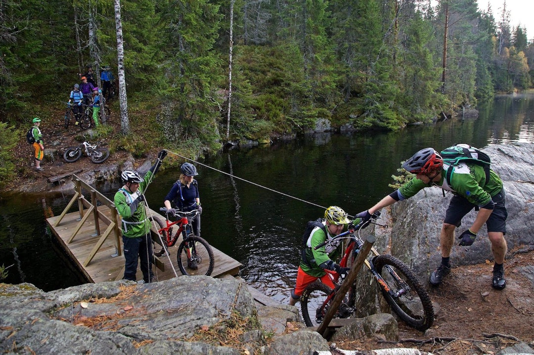 Godt-tur-guiding er ett av flere populære tilbud til NOTS-medlemmene. Foto: Bjørn Enoksen GTG Gulljakt i Østmarka Oct 2017 ferry - Bjørn Enoksen 1400x933