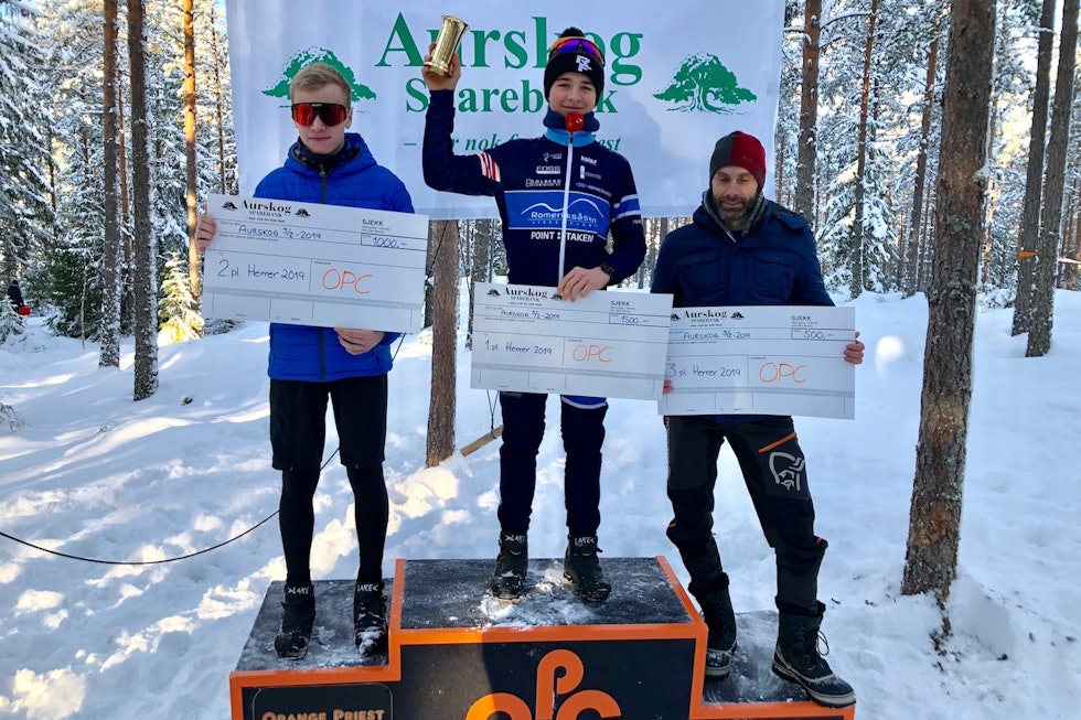 William Larsen vant Orange Priest Challenge foran William Handley (til venstre) og veteranen Fredrik Lysakerrud. Foto: Arrangøren William Larsen vant Orange Priest Challenge foran William Handley (til venstre) og veteranen Fredrik Lysakerrud. Foto: Arrangøren