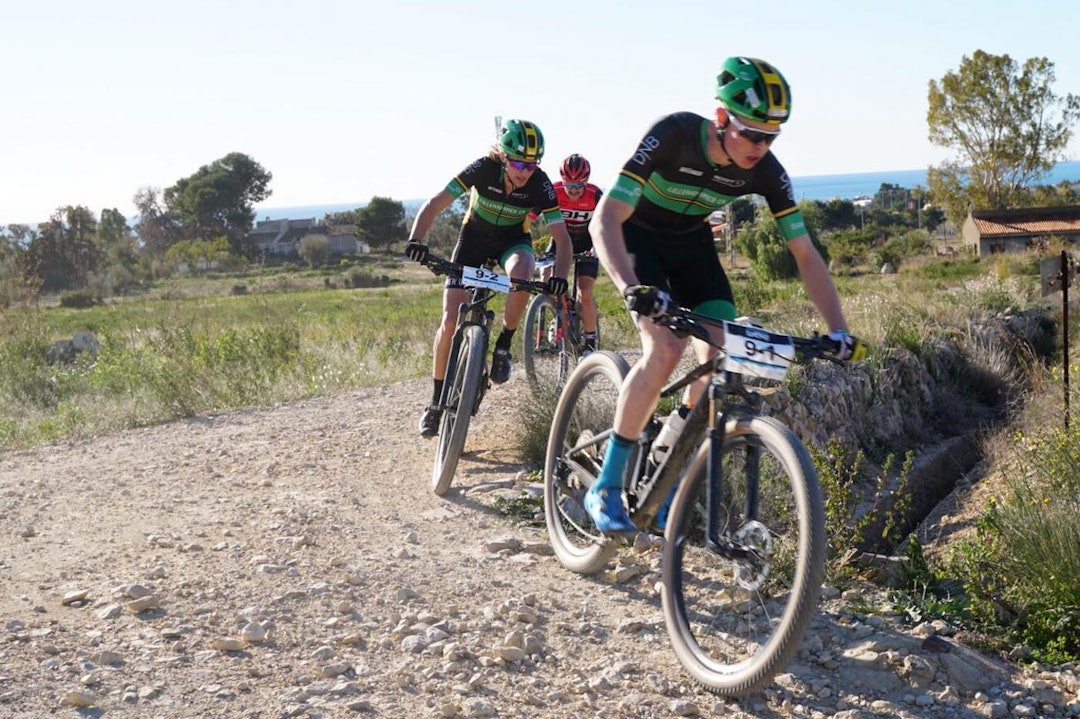 Erik Hægstad (foran) og Eirik Pettersen på siste etappe i Costa Blanca Bike Race. Foto: Martine Opsahl