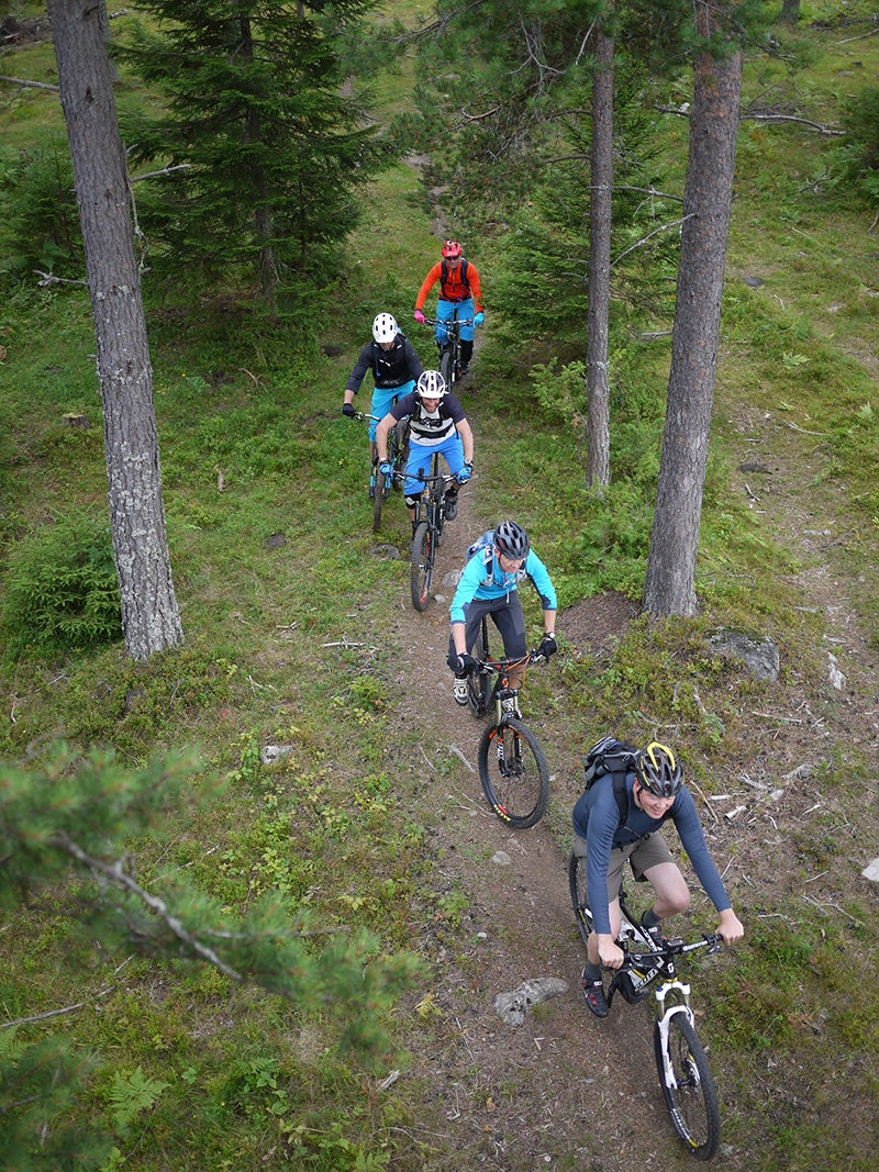 FELLESTUR: Med el-sykkel kan Øivind Grønli igjen være med kompisene på stitur. Foto: Stig Nerland.