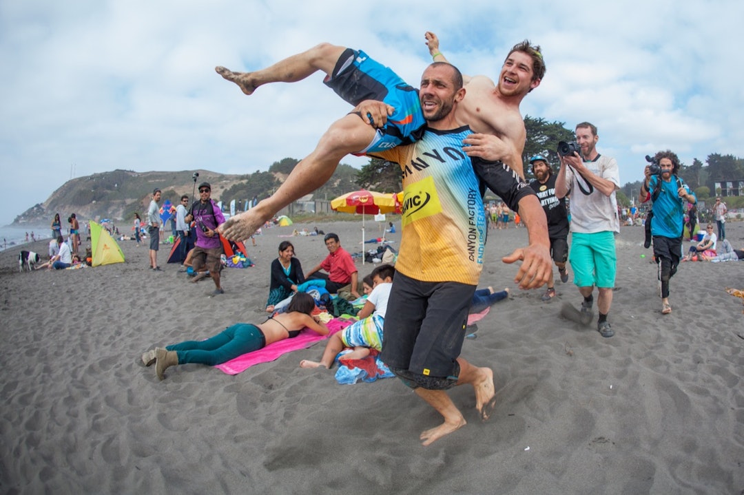 GENERASJONSSKIFTE: Superveteran Fabien Barel tar tapet av seieren til unge Nico Lau med fatning. GENERASJONSSKIFTE: Superveteran Fabien Barel tar tapet av seieren til unge Nico Lau med fatning.