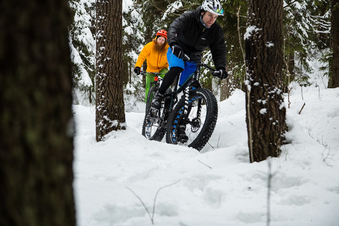 Tvekamp: I seriens andre episode ser vi på de forskjellige syklenes egenskaper på vinterføre. Foto: Christian Nerdrum Fatbikefeber_Duell_Terrengsykkel-1827