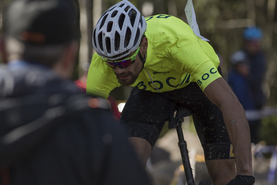 Klubbkollega Marius Fjeld kjører så søla spretter i Menn Senior. Marius_Fjeld_M-Senior