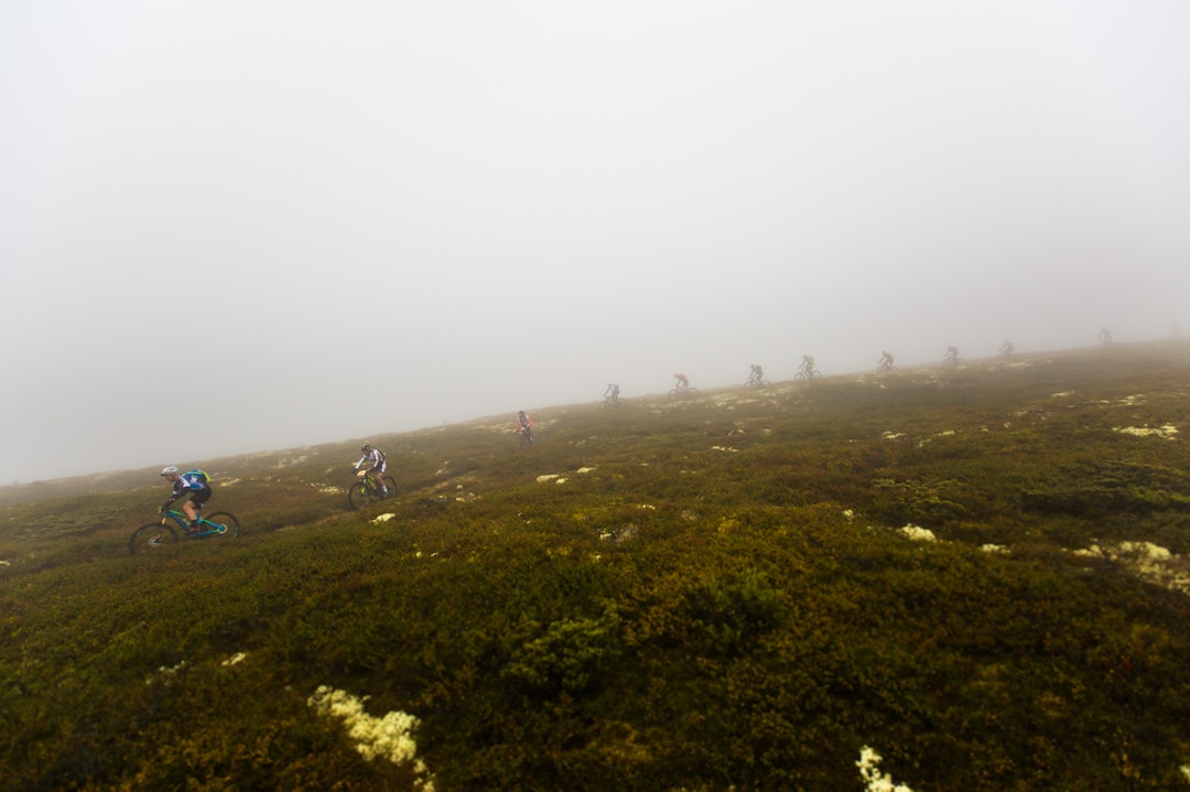 PÅ EN SNOR: Som perler på en snor kom rytterne i det første terrengpartiet. (foto: Snorre Veggan) ultrabirken-2112a