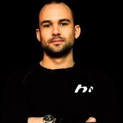 FORNØYD MED SALG: Simen Langeland hos Hard Rocx AS Simen portrett