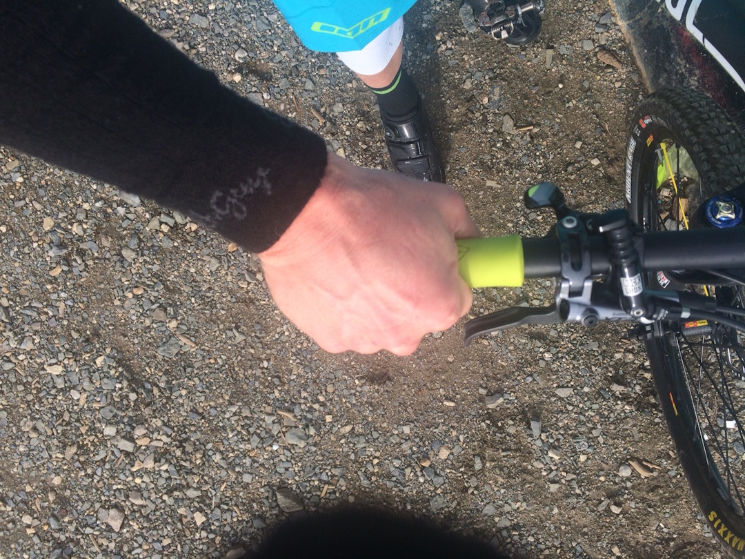 SIDEGREP: Liker du å holde ytterst i styret og gjerne med litt vinkel i albuene vil du nok synes at skrueklumpen klemmer lillefingeren. SIDEGREP: Liker du å holde ytterst i styret og gjerne med litt vinkel i albuene vil du nok synes at skrueklumpen klemmer lillefingeren.