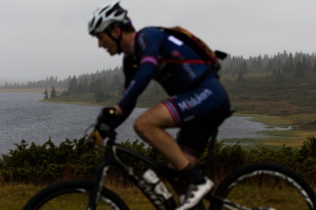 NATURSKJØNT: Ola Kjøren passerer et vann på sin vei mot Lillehammer. (foto: Snorre Veggan) ultrabirken-9788a