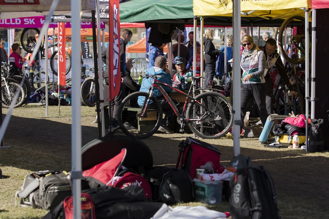 Med så mange ryttere, klubber og lag, blir det litt av en teltbase på arenaen. Teltarena