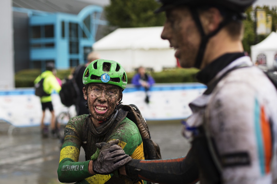 HANDSHAKE: Sigurd S. Pedersen takker sin nærmeste konkurrent for fighten. (foto: Kristoffer H. Kippernes) _IPP9653