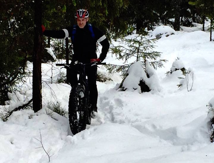 Noen og en hver kunne trenge en liten pust i bakken under lørdagens Global Fatbike Day Lillehammer. Foto: Tom Ruud Hans Petter GFBD2015 - Tom Ruud crop